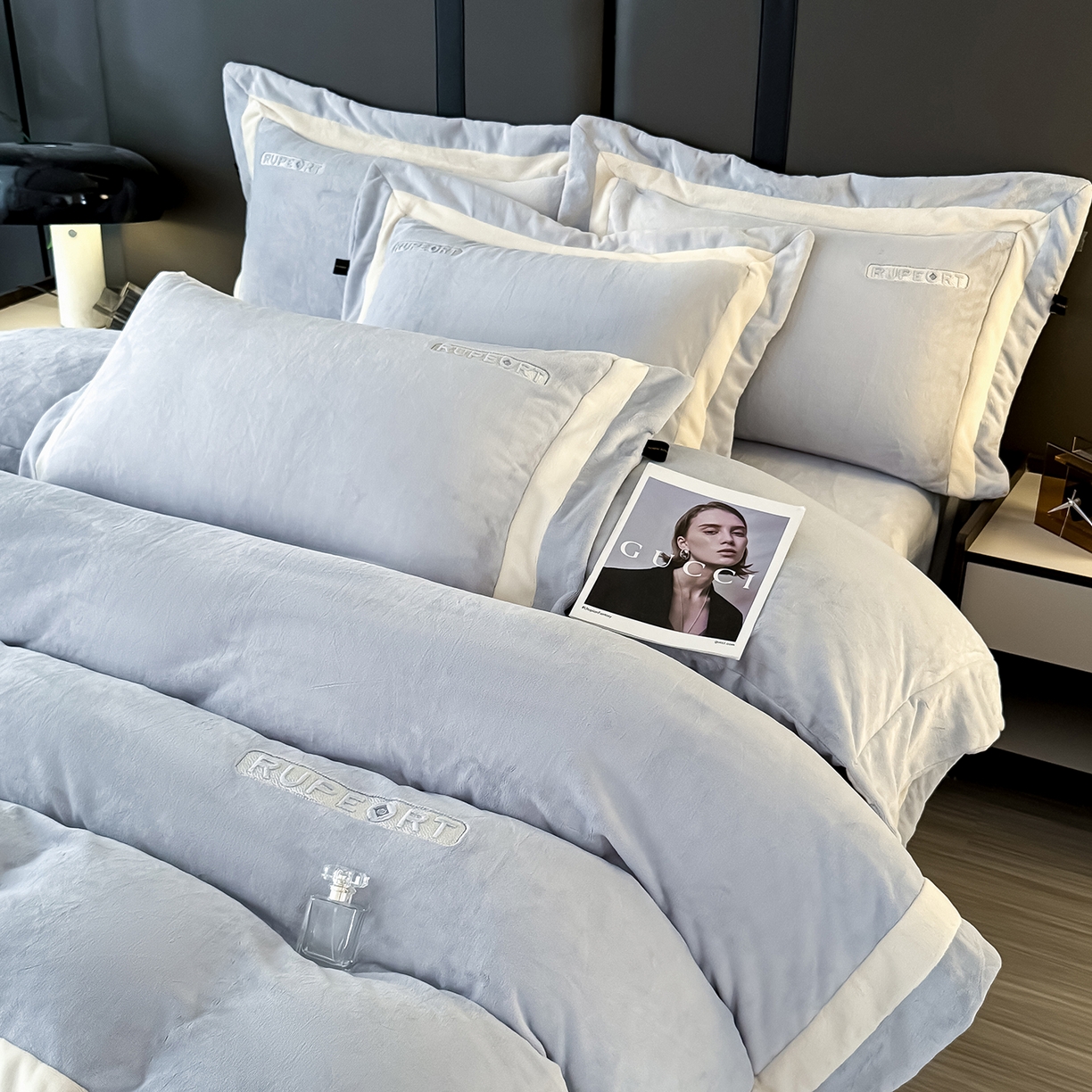 91家纺网 家纺一手货源 找家纺 恋尚羽家纺 2025新款超厚云芙绒宽边牛奶绒四件套 奢华-灰色