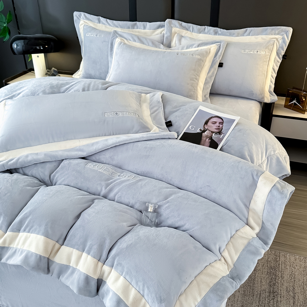 91家纺网 家纺一手货源 找家纺 恋尚羽家纺 2025新款超厚云芙绒宽边牛奶绒四件套 奢华-灰色