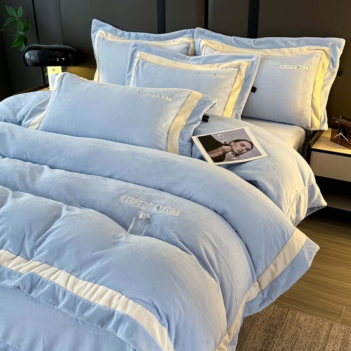 91家纺网 家纺一手货源 找家纺 恋尚羽家纺 2025新款超厚云芙绒宽边牛奶绒四件套 奢华-天空蓝