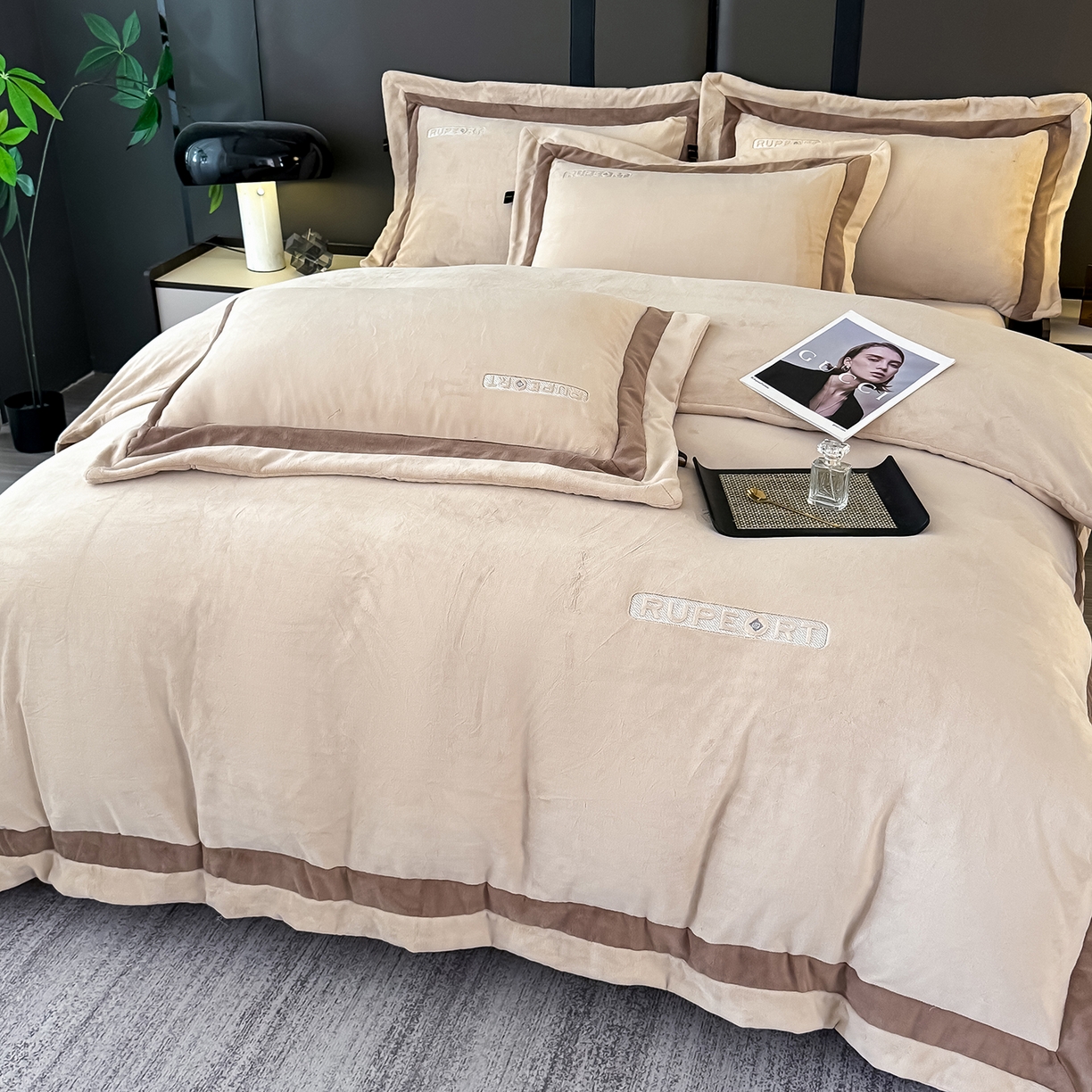 91家纺网 家纺一手货源 找家纺 恋尚羽家纺 2025新款超厚云芙绒宽边牛奶绒四件套 奢华-卡其