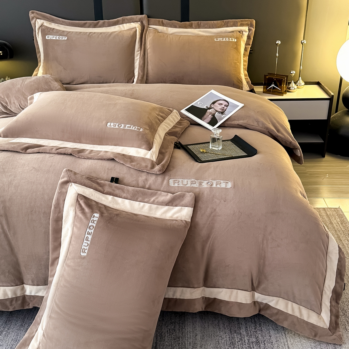 91家纺网 家纺一手货源 找家纺 恋尚羽家纺 2025新款超厚云芙绒宽边牛奶绒四件套 奢华-咖色