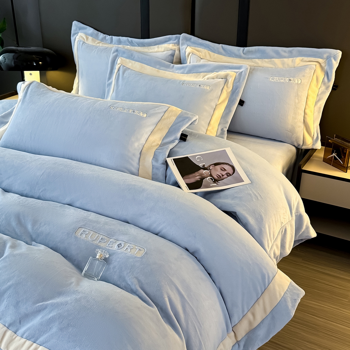 91家纺网 家纺一手货源 找家纺 恋尚羽家纺 2025新款超厚云芙绒宽边牛奶绒四件套 奢华-天空蓝