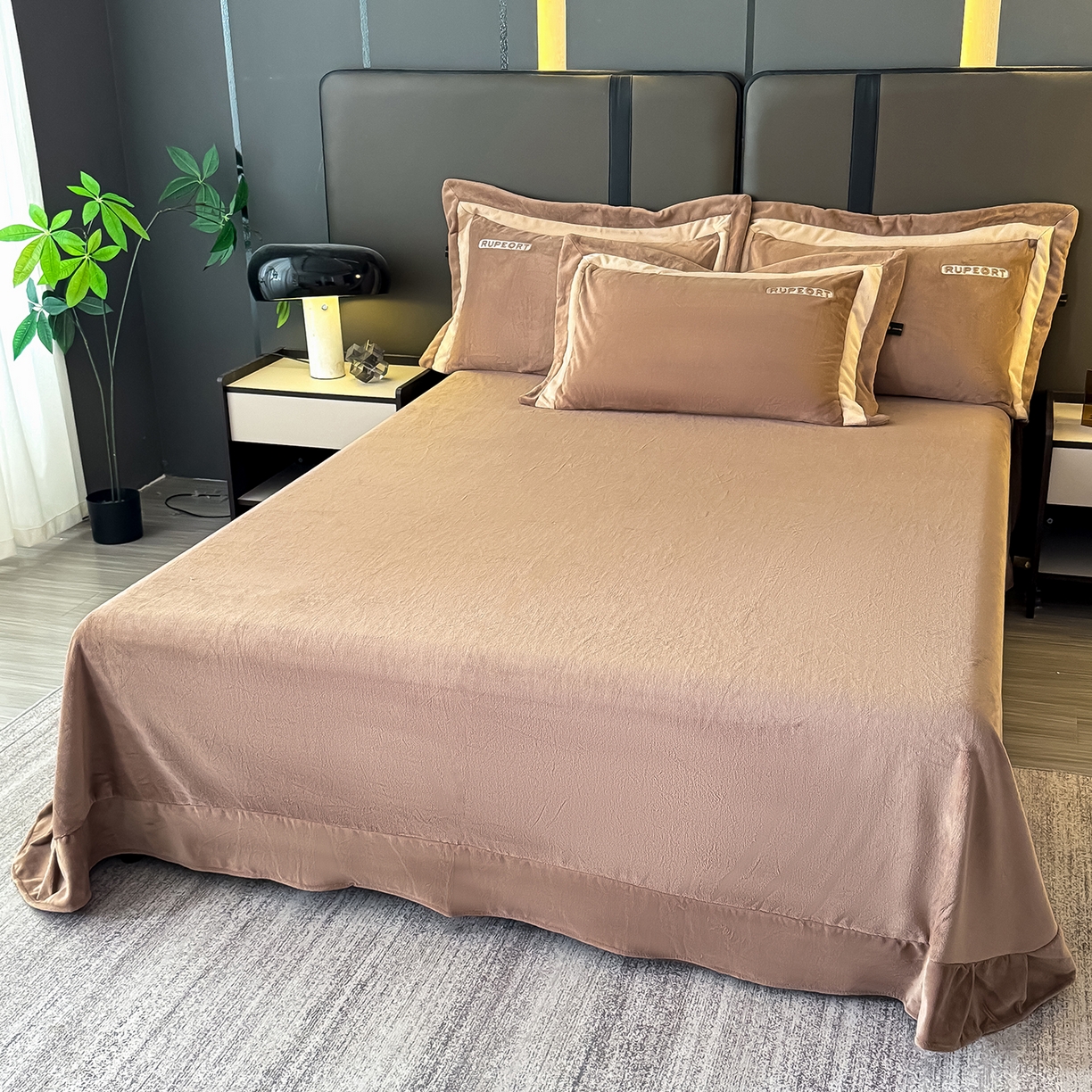 91家纺网 家纺一手货源 找家纺 恋尚羽家纺 2025新款超厚云芙绒宽边牛奶绒四件套 奢华-咖色