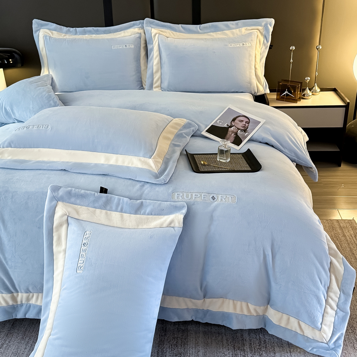 91家纺网 家纺一手货源 找家纺 恋尚羽家纺 2025新款超厚云芙绒宽边牛奶绒四件套 奢华-天空蓝