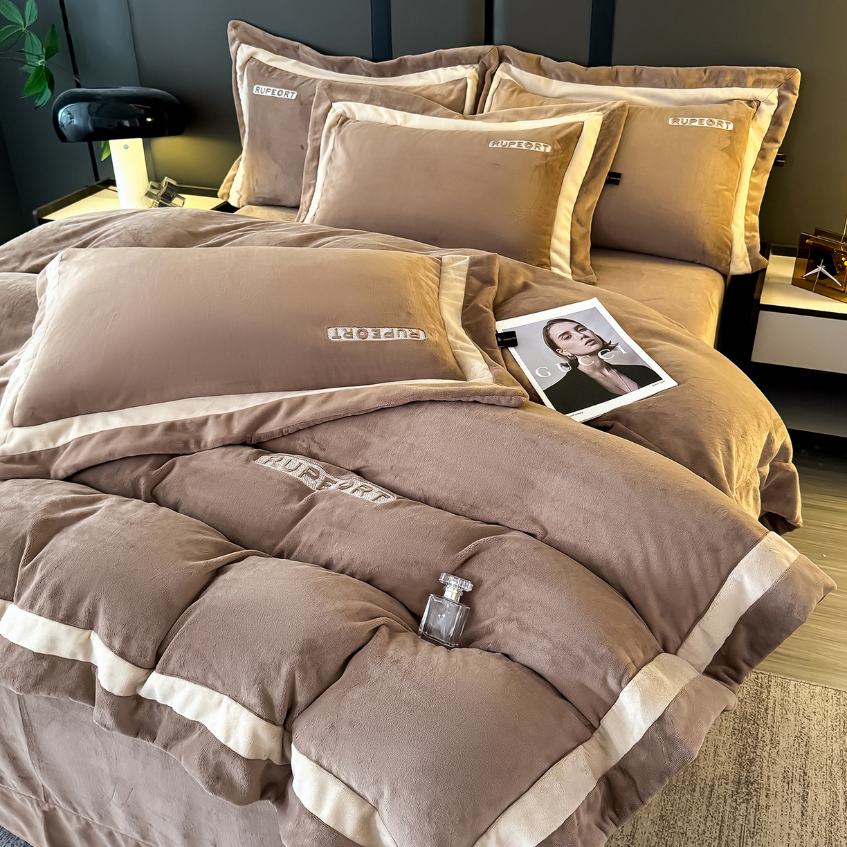 91家纺网 家纺一手货源 找家纺 恋尚羽家纺 2025新款超厚云芙绒宽边牛奶绒四件套 奢华-咖色