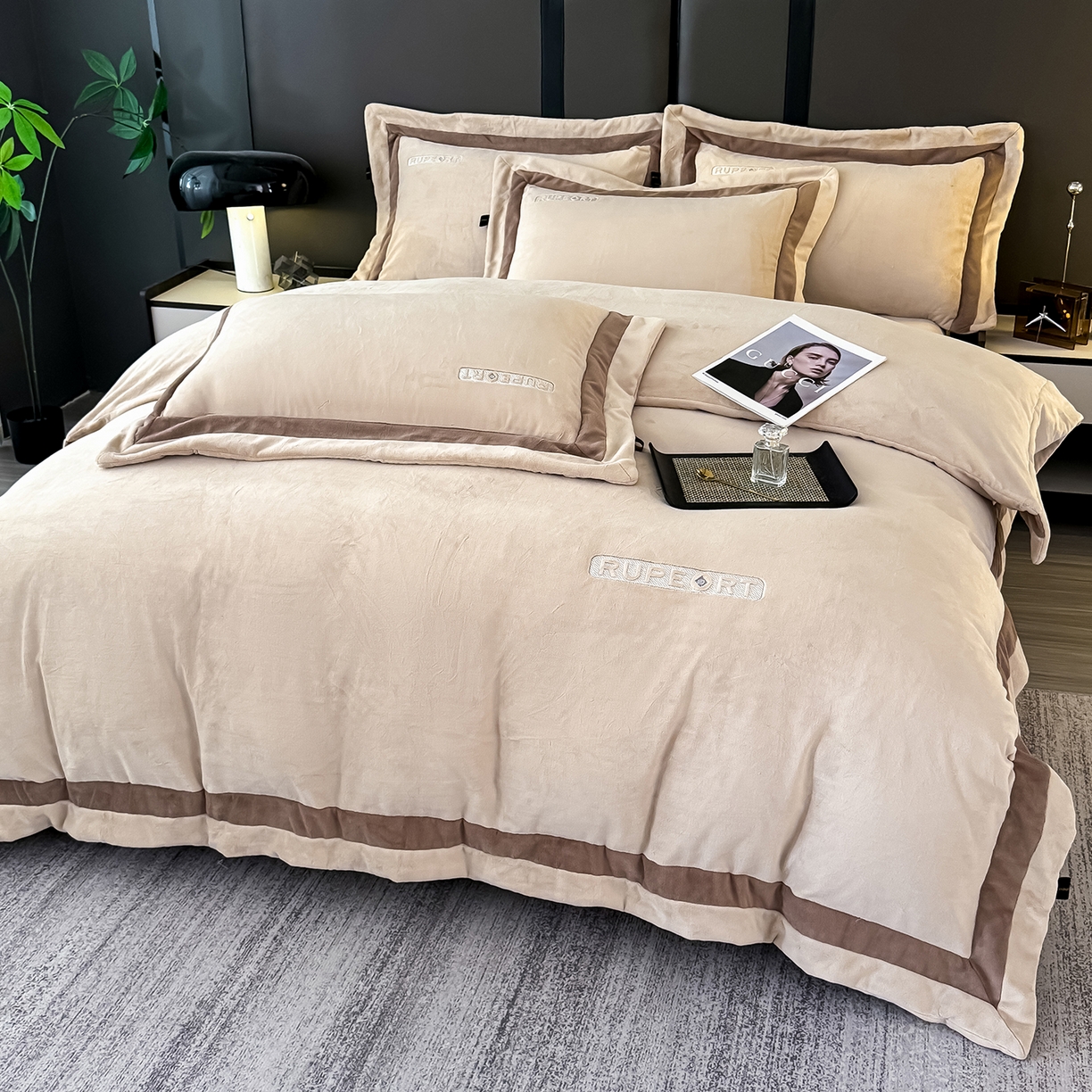 91家纺网 家纺一手货源 找家纺 恋尚羽家纺 2025新款超厚云芙绒宽边牛奶绒四件套 奢华-卡其