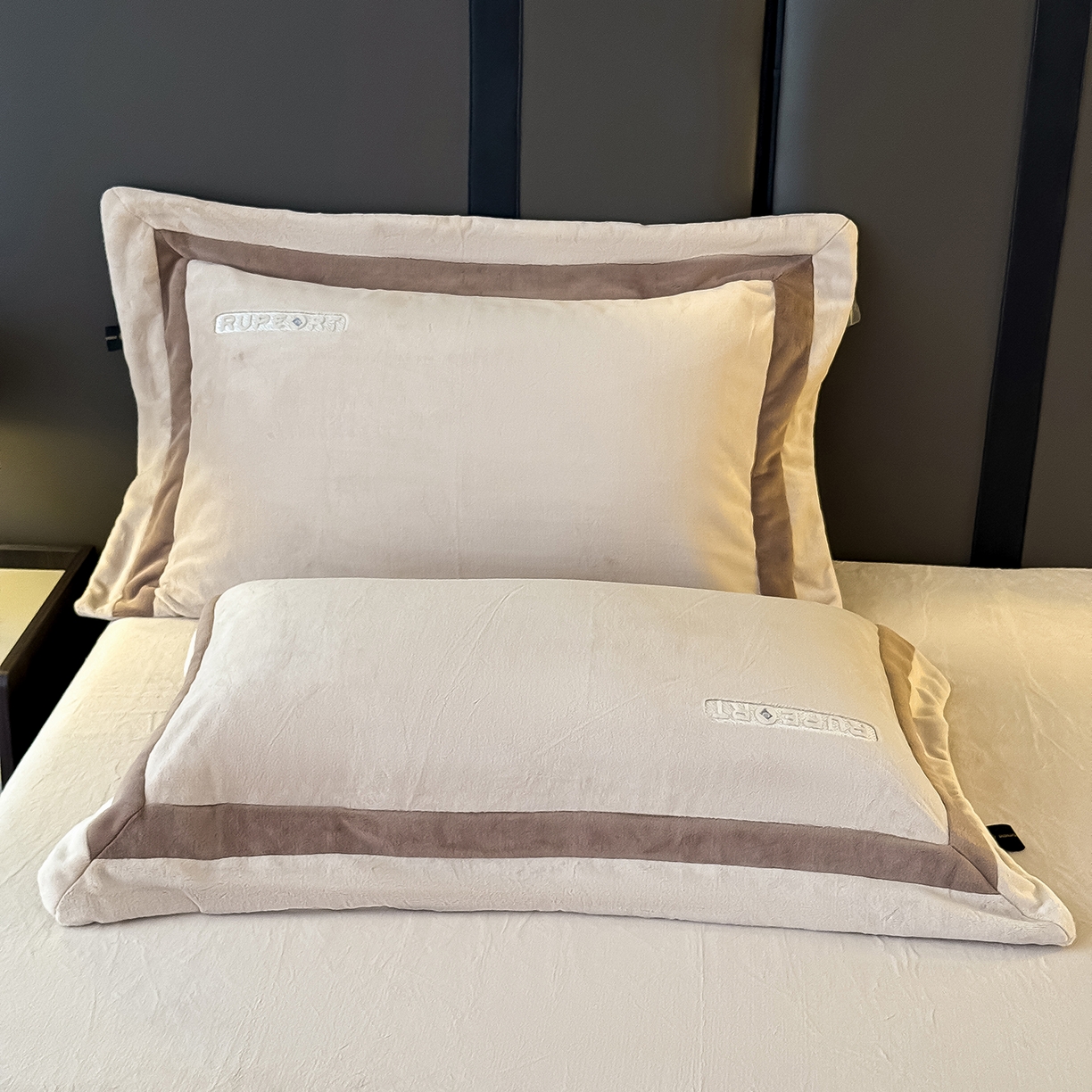 91家纺网 家纺一手货源 找家纺 恋尚羽家纺 2025新款超厚云芙绒宽边牛奶绒四件套 奢华-卡其