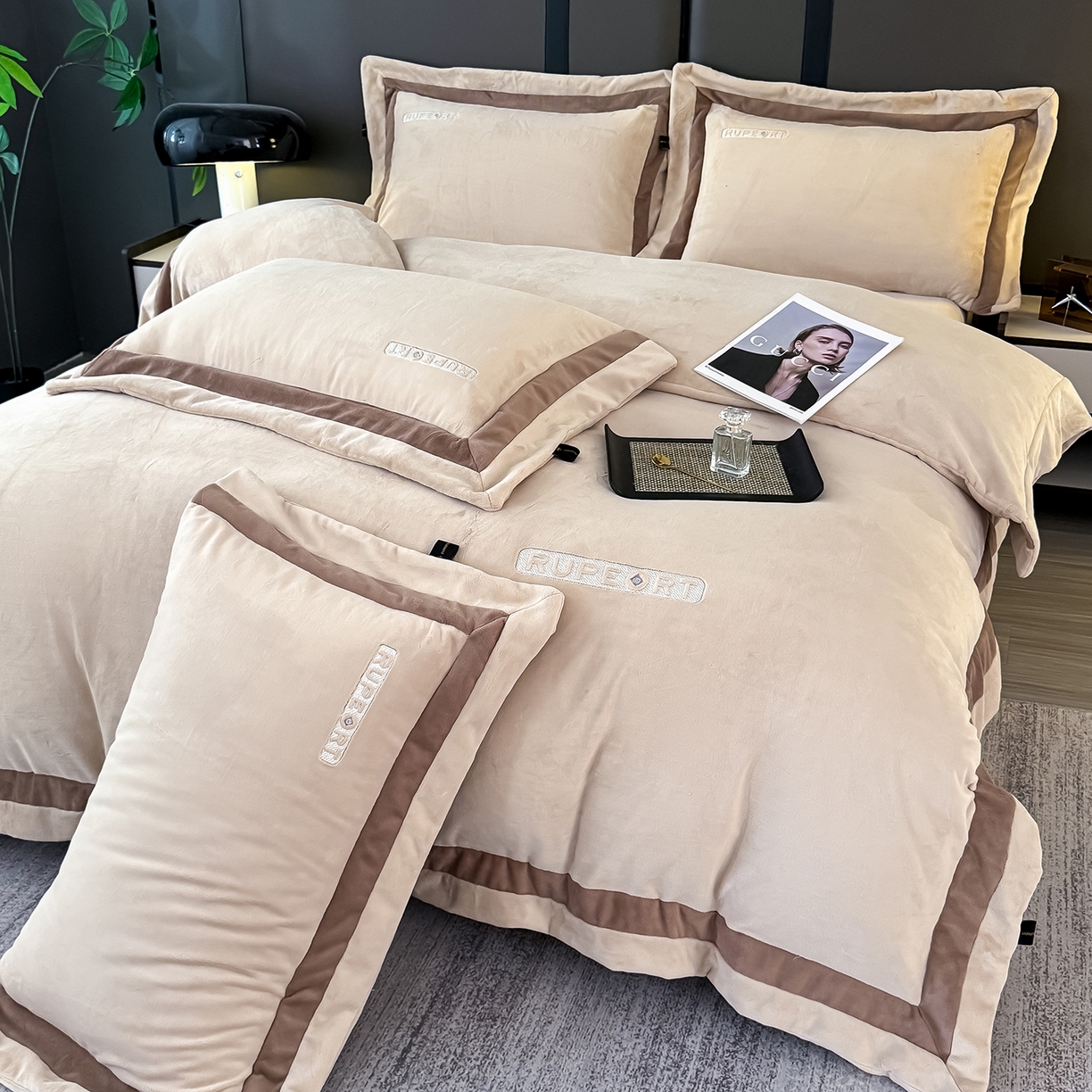 恋尚羽家纺 2025新款超厚云芙绒宽边牛奶绒四件套 奢华-卡其