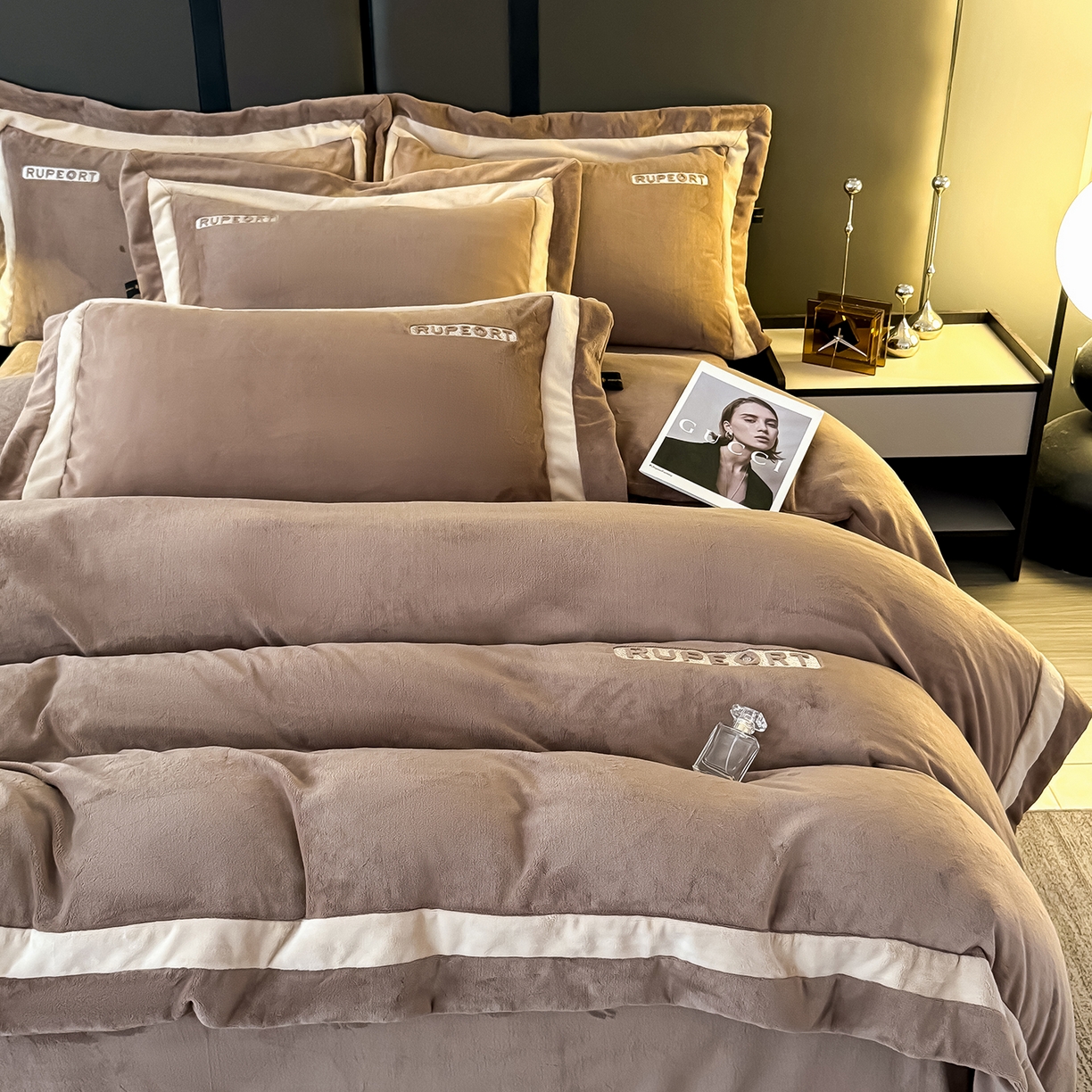 91家纺网 家纺一手货源 找家纺 恋尚羽家纺 2025新款超厚云芙绒宽边牛奶绒四件套 奢华-咖色