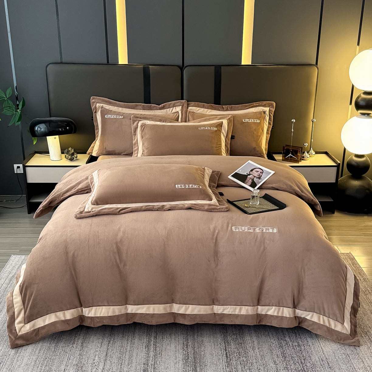 91家纺网 家纺一手货源 找家纺 恋尚羽家纺 2025新款超厚云芙绒宽边牛奶绒四件套 奢华-咖色