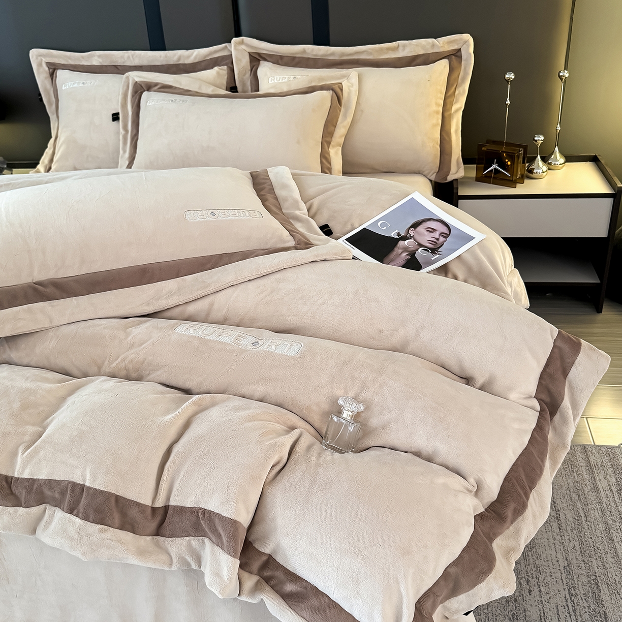 91家纺网 家纺一手货源 找家纺 恋尚羽家纺 2025新款超厚云芙绒宽边牛奶绒四件套 奢华-卡其