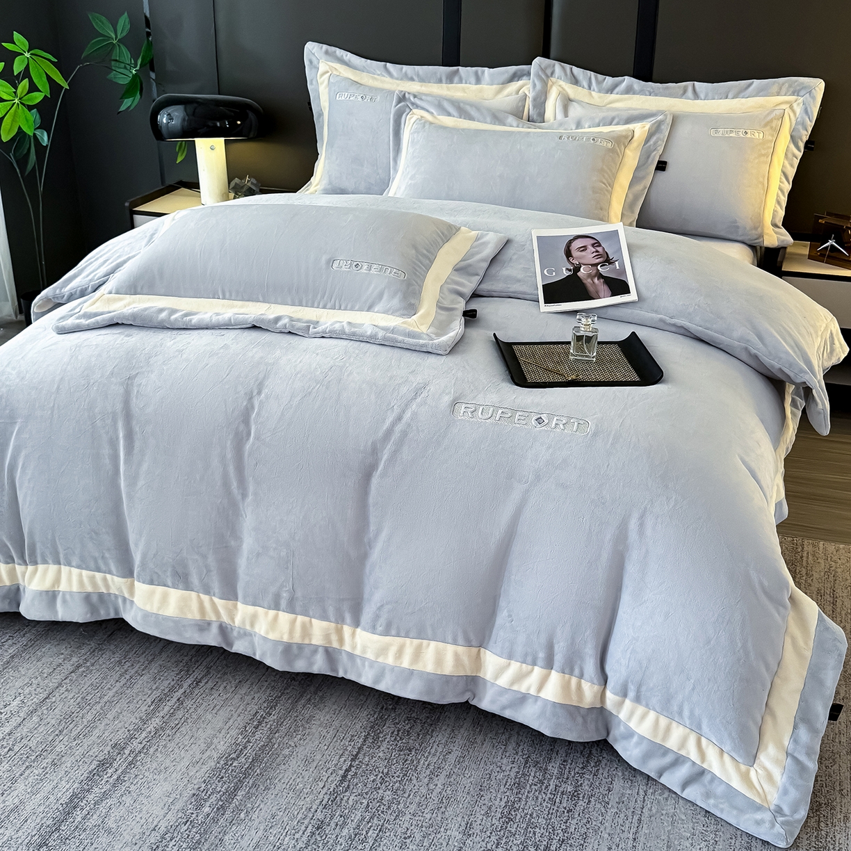 91家纺网 家纺一手货源 找家纺 恋尚羽家纺 2025新款超厚云芙绒宽边牛奶绒四件套 奢华-灰色