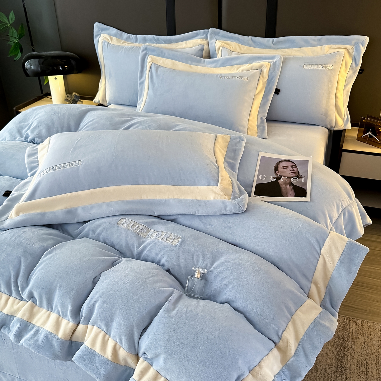 91家纺网 家纺一手货源 找家纺 恋尚羽家纺 2025新款超厚云芙绒宽边牛奶绒四件套 奢华-天空蓝