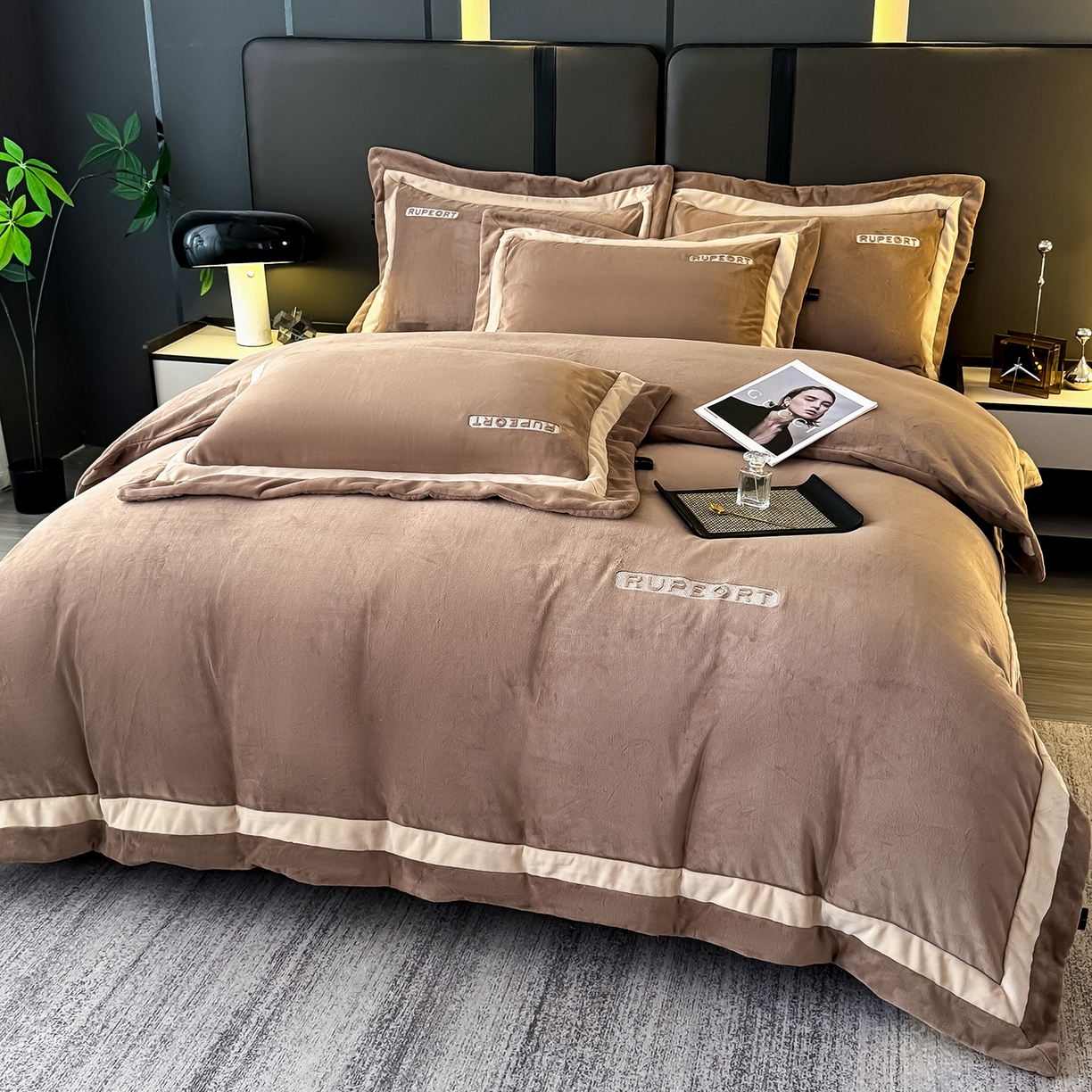 91家纺网 家纺一手货源 找家纺 恋尚羽家纺 2025新款超厚云芙绒宽边牛奶绒四件套 奢华-咖色