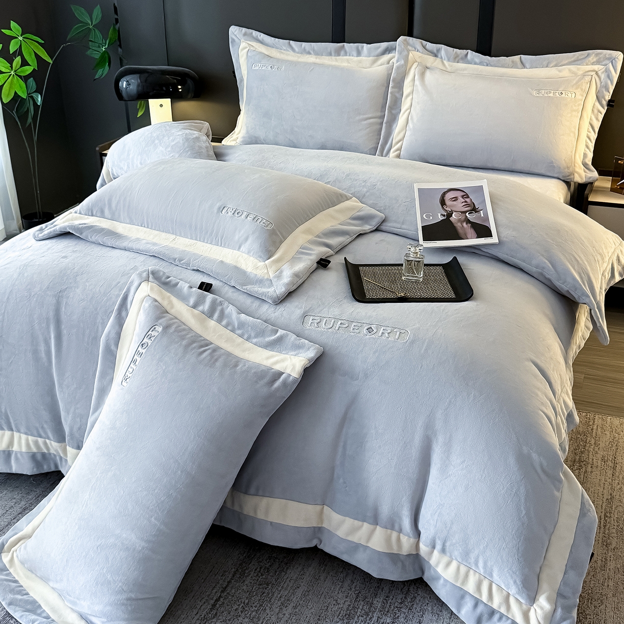 91家纺网 家纺一手货源 找家纺 恋尚羽家纺 2025新款超厚云芙绒宽边牛奶绒四件套 奢华-灰色