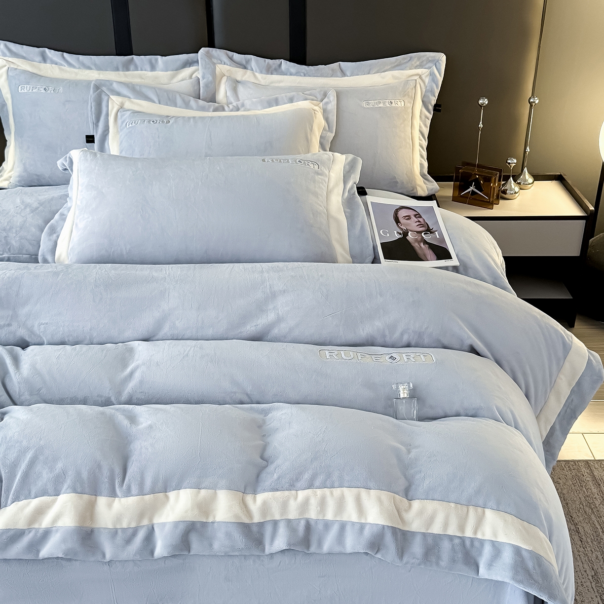 91家纺网 家纺一手货源 找家纺 恋尚羽家纺 2025新款超厚云芙绒宽边牛奶绒四件套 奢华-灰色