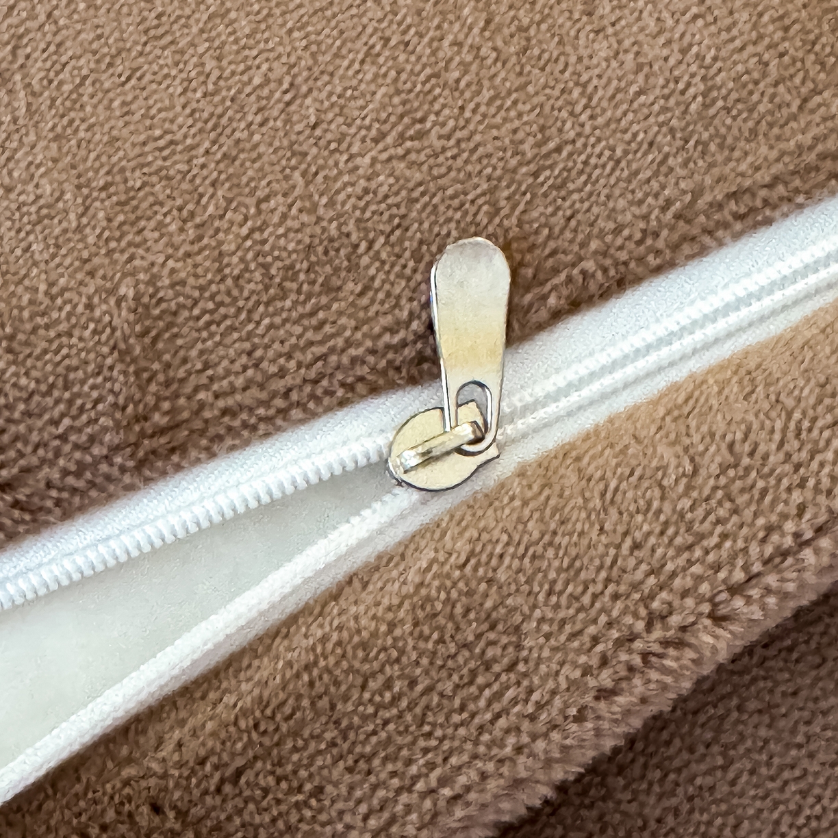 91家纺网 家纺一手货源 找家纺 恋尚羽家纺 2025新款超厚云芙绒宽边牛奶绒四件套 奢华-咖色