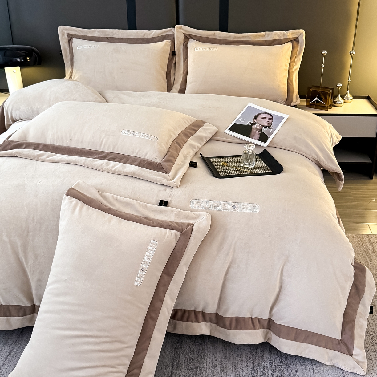 91家纺网 家纺一手货源 找家纺 恋尚羽家纺 2025新款超厚云芙绒宽边牛奶绒四件套 奢华-卡其