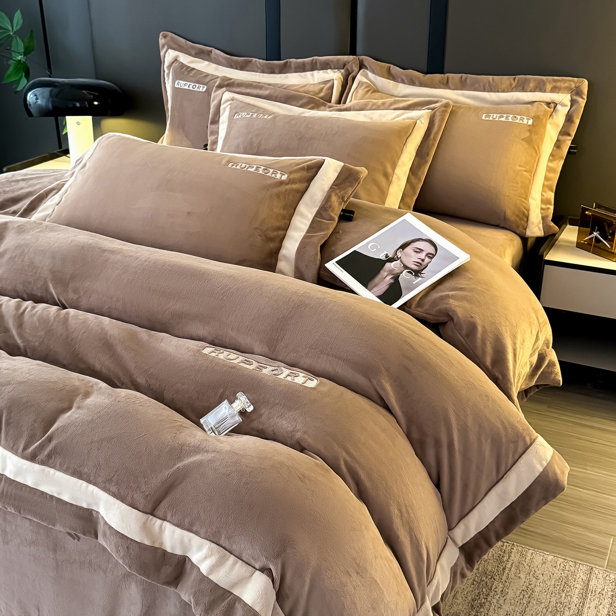 91家纺网 家纺一手货源 找家纺 恋尚羽家纺 2025新款超厚云芙绒宽边牛奶绒四件套 奢华-咖色