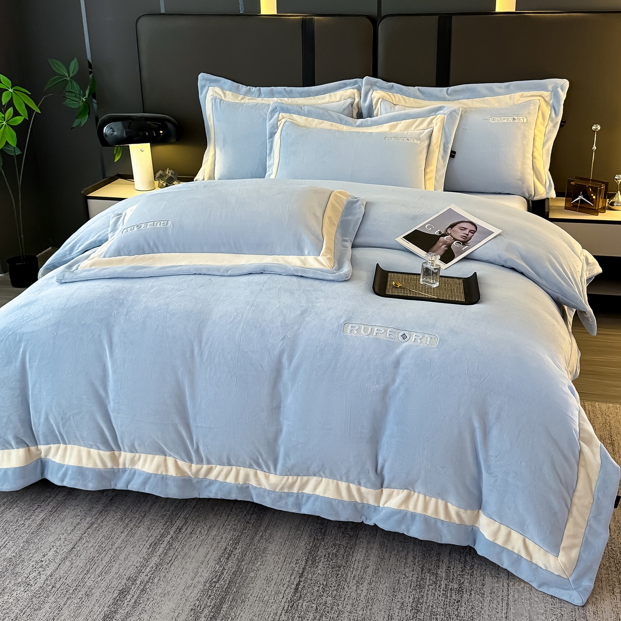 91家纺网 家纺一手货源 找家纺 恋尚羽家纺 2025新款超厚云芙绒宽边牛奶绒四件套 奢华-天空蓝