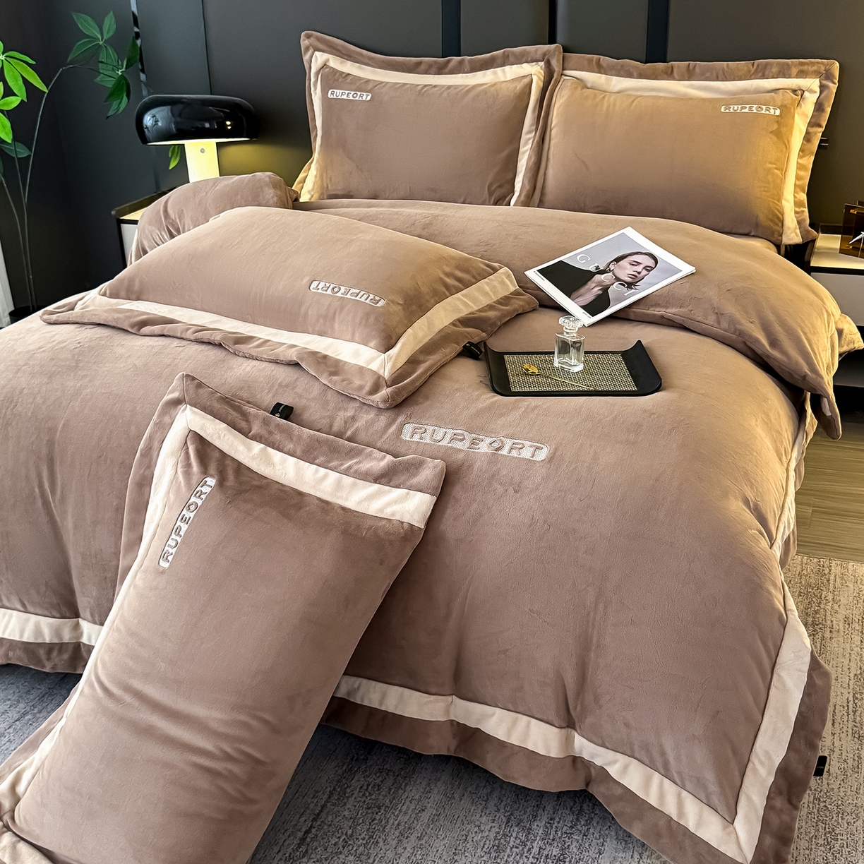 恋尚羽家纺 2025新款超厚云芙绒宽边牛奶绒四件套 奢华-咖色