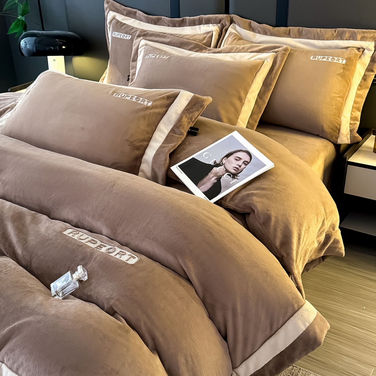 91家纺网 家纺一手货源 找家纺 恋尚羽家纺 2025新款超厚云芙绒宽边牛奶绒四件套 奢华-咖色