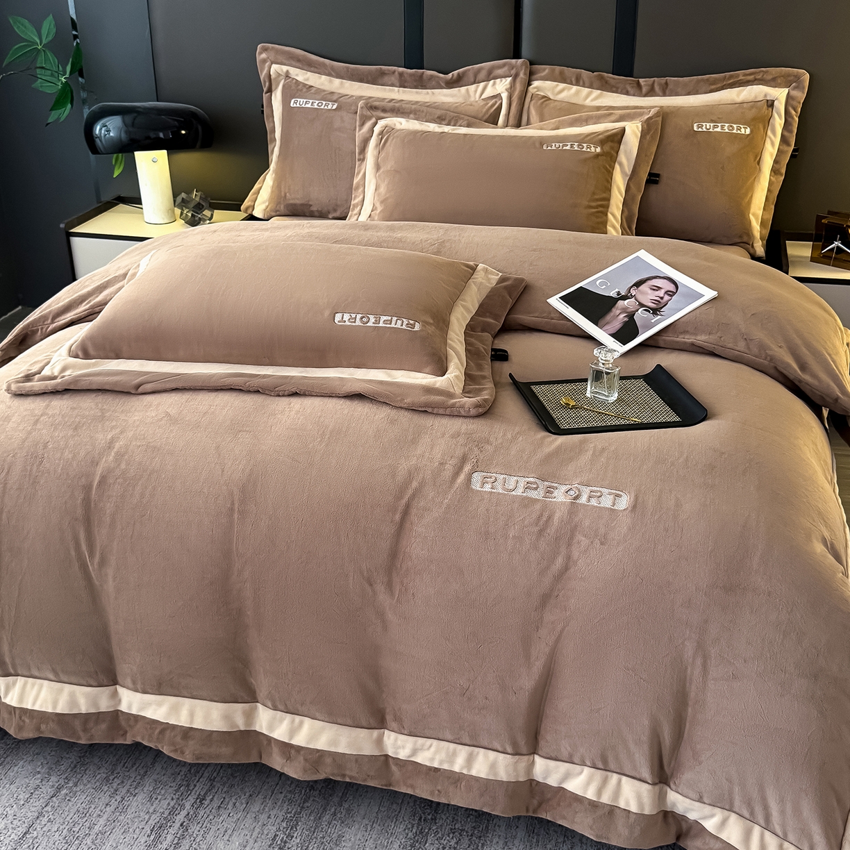 91家纺网 家纺一手货源 找家纺 恋尚羽家纺 2025新款超厚云芙绒宽边牛奶绒四件套 奢华-咖色