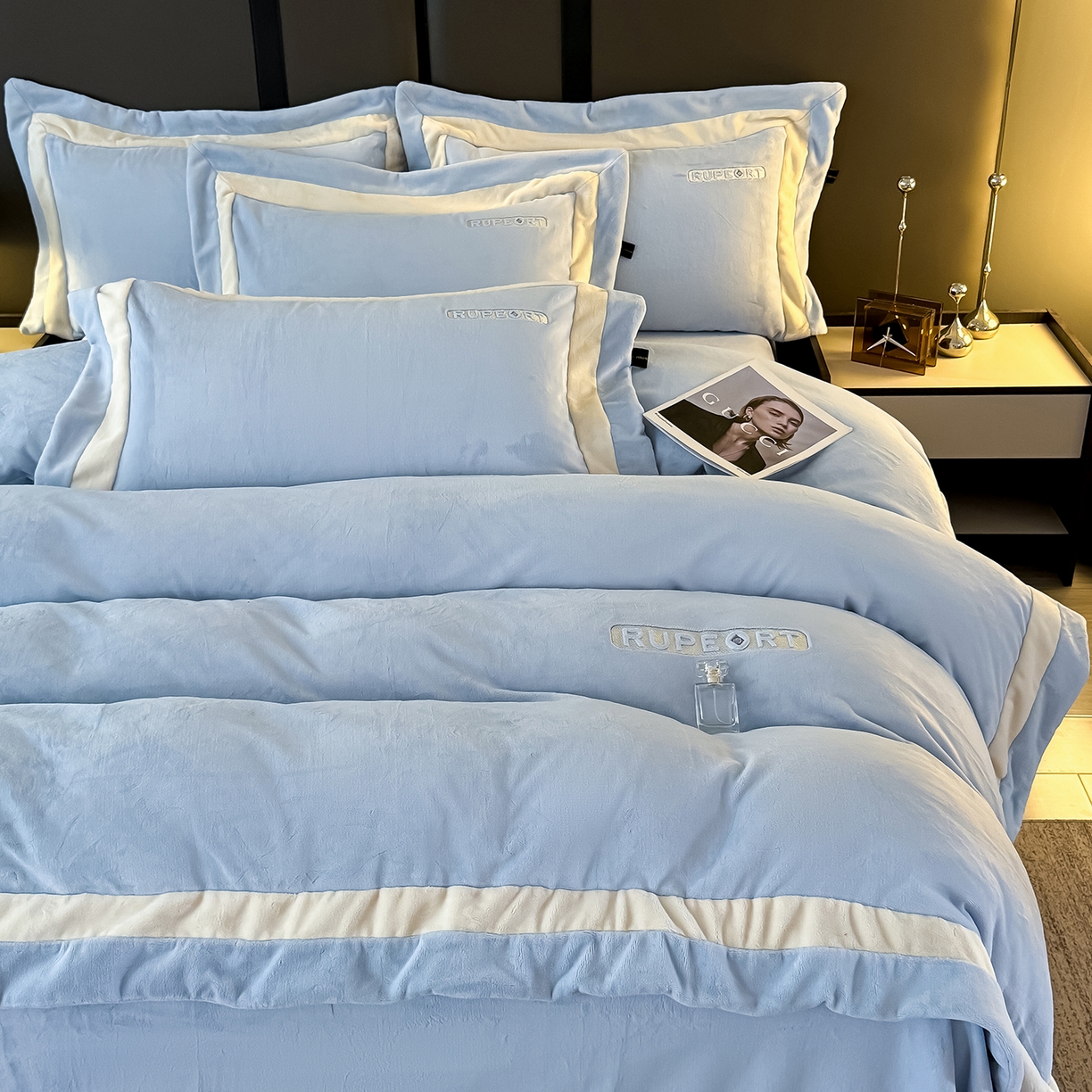 91家纺网 家纺一手货源 找家纺 恋尚羽家纺 2025新款超厚云芙绒宽边牛奶绒四件套 奢华-天空蓝