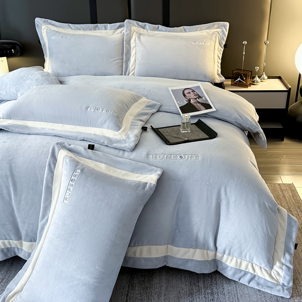 91家纺网 家纺一手货源 找家纺 恋尚羽家纺 2025新款超厚云芙绒宽边牛奶绒四件套 奢华-灰色