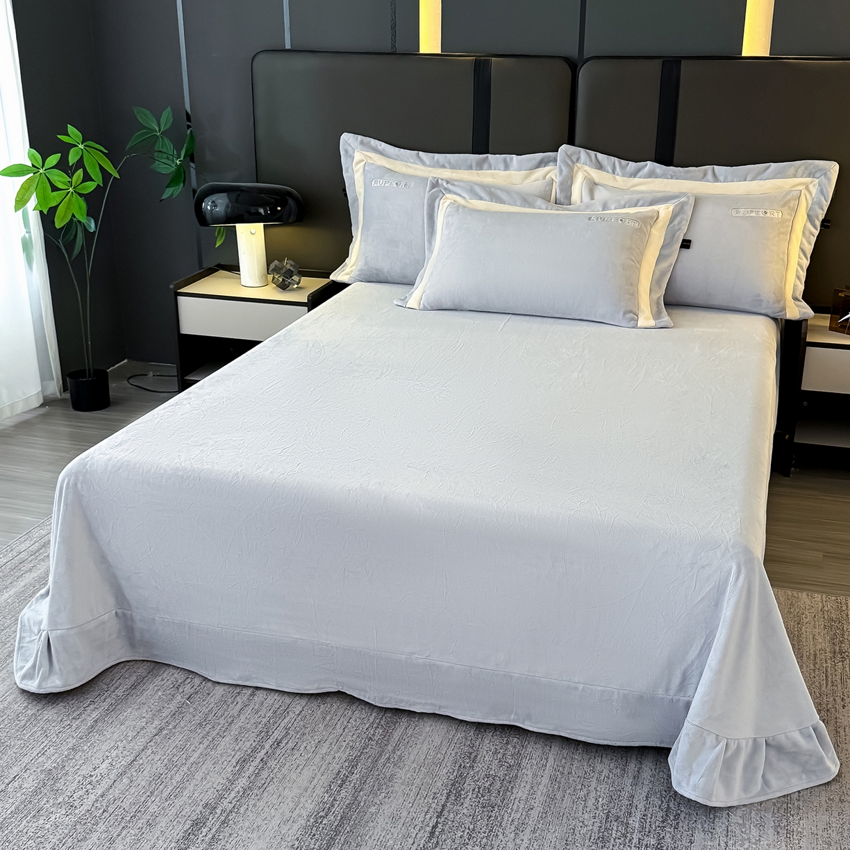 91家纺网 家纺一手货源 找家纺 恋尚羽家纺 2025新款超厚云芙绒宽边牛奶绒四件套 奢华-灰色