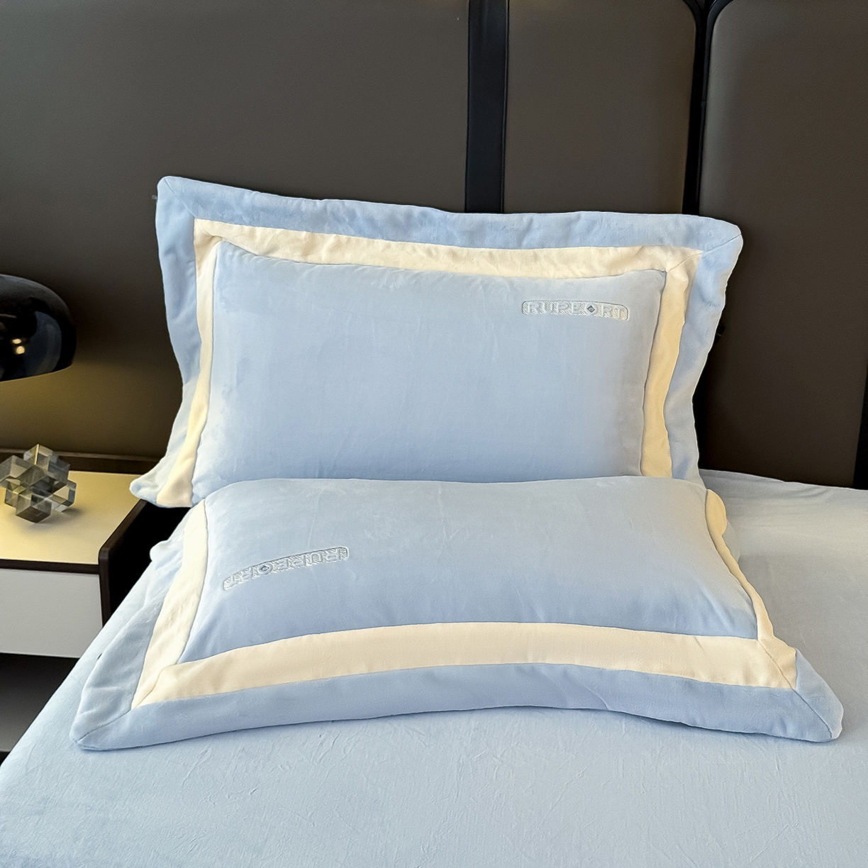 91家纺网 家纺一手货源 找家纺 恋尚羽家纺 2025新款超厚云芙绒宽边牛奶绒四件套 奢华-天空蓝