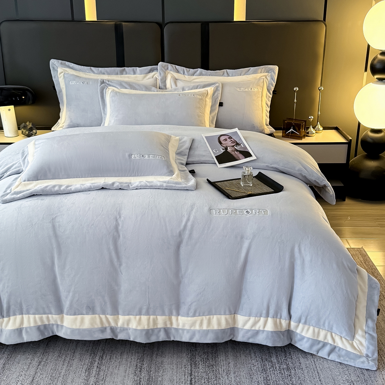 91家纺网 家纺一手货源 找家纺 恋尚羽家纺 2025新款超厚云芙绒宽边牛奶绒四件套 奢华-灰色