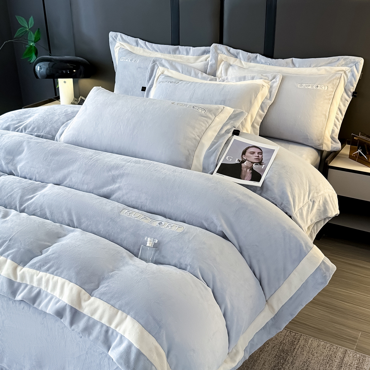 91家纺网 家纺一手货源 找家纺 恋尚羽家纺 2025新款超厚云芙绒宽边牛奶绒四件套 奢华-灰色