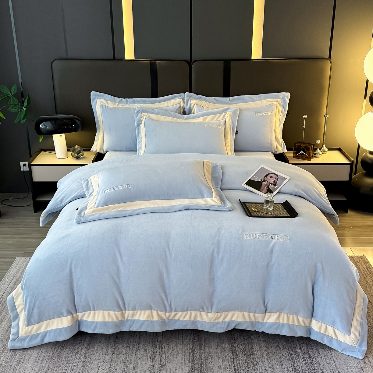 91家纺网 家纺一手货源 找家纺 恋尚羽家纺 2025新款超厚云芙绒宽边牛奶绒四件套 奢华-天空蓝