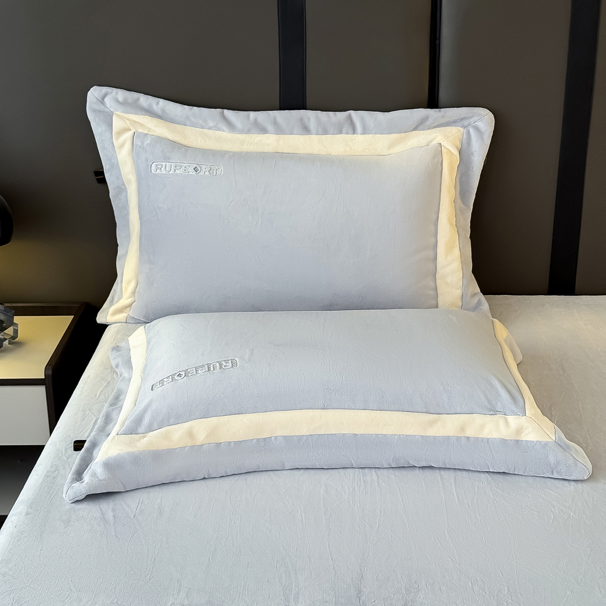 91家纺网 家纺一手货源 找家纺 恋尚羽家纺 2025新款超厚云芙绒宽边牛奶绒四件套 奢华-灰色