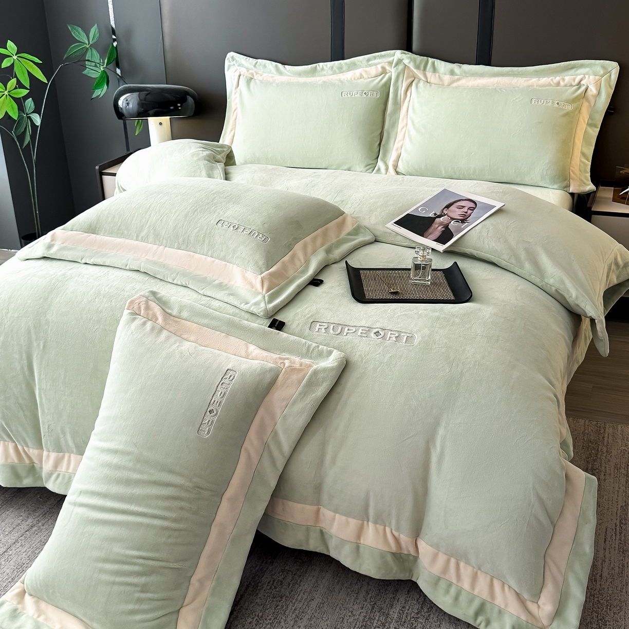 91家纺网 家纺一手货源 找家纺 恋尚羽家纺 2025PE高分子复合软凉席豆豆席大床裙三件套 豆沙