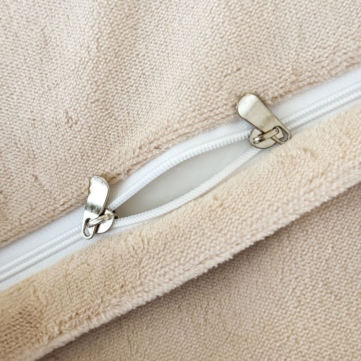 91家纺网 家纺一手货源 找家纺 恋尚羽家纺 2025新款超厚云芙绒宽边牛奶绒四件套 奢华-卡其