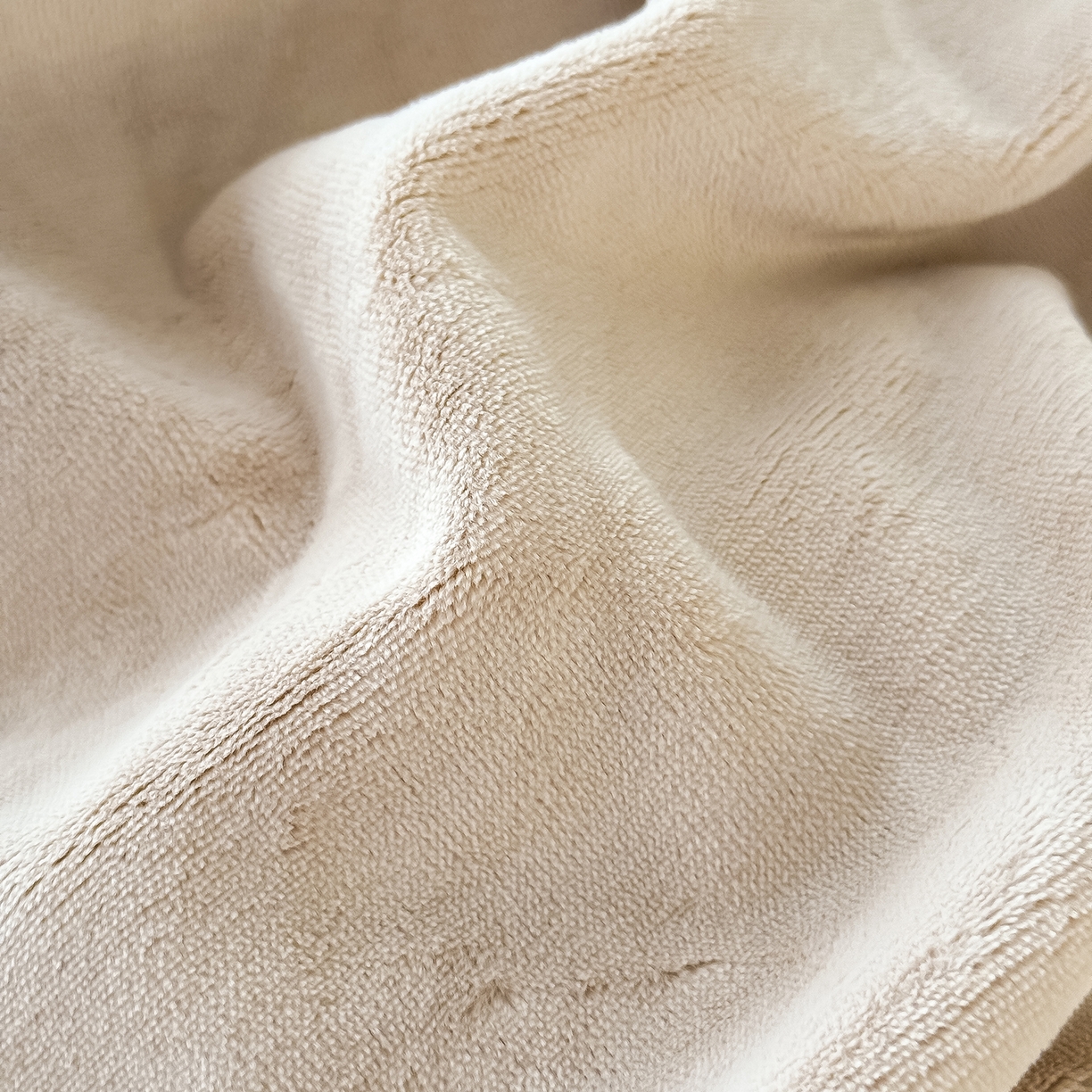 91家纺网 家纺一手货源 找家纺 恋尚羽家纺 2025新款超厚云芙绒宽边牛奶绒四件套 奢华-卡其