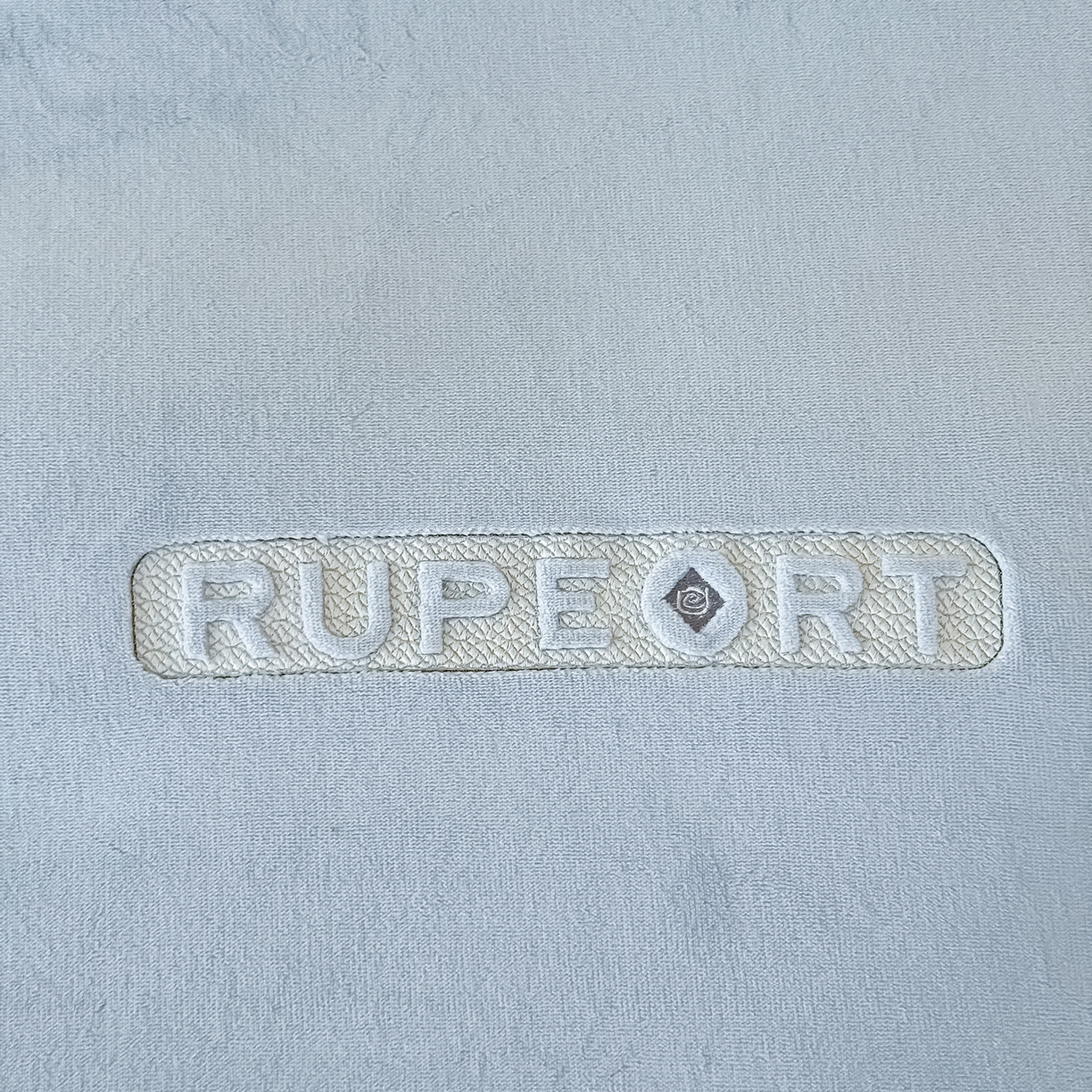 91家纺网 家纺一手货源 找家纺 恋尚羽家纺 2025新款超厚云芙绒宽边牛奶绒四件套 奢华-灰色