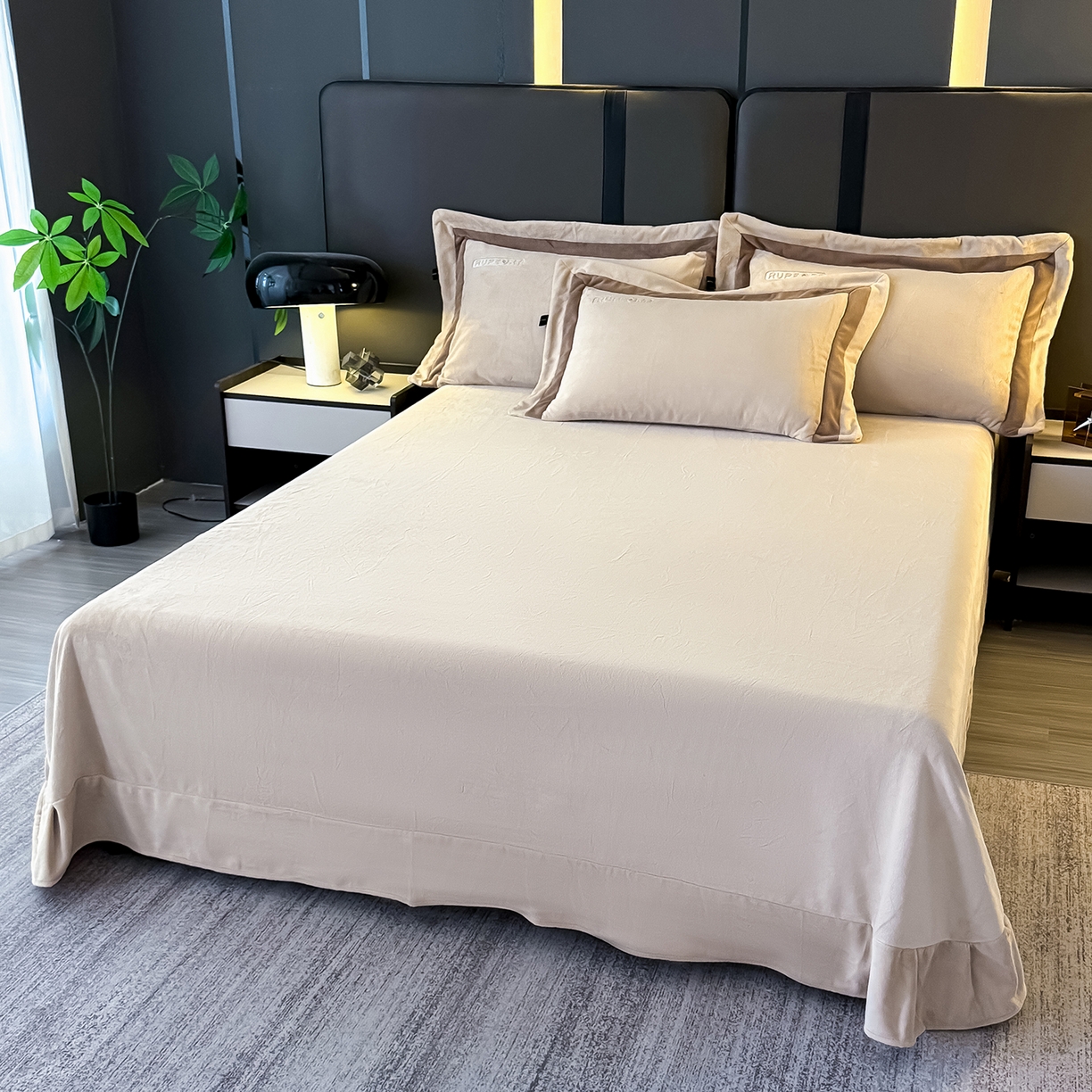 91家纺网 家纺一手货源 找家纺 恋尚羽家纺 2025新款超厚云芙绒宽边牛奶绒四件套 奢华-卡其