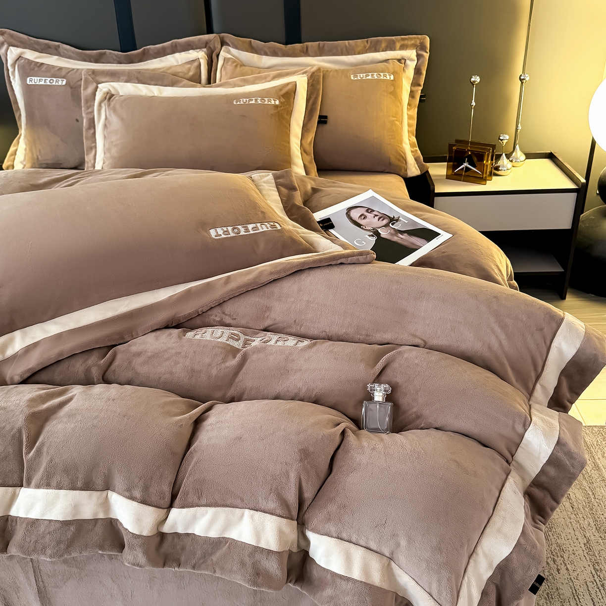 91家纺网 家纺一手货源 找家纺 恋尚羽家纺 2025新款超厚云芙绒宽边牛奶绒四件套 奢华-咖色