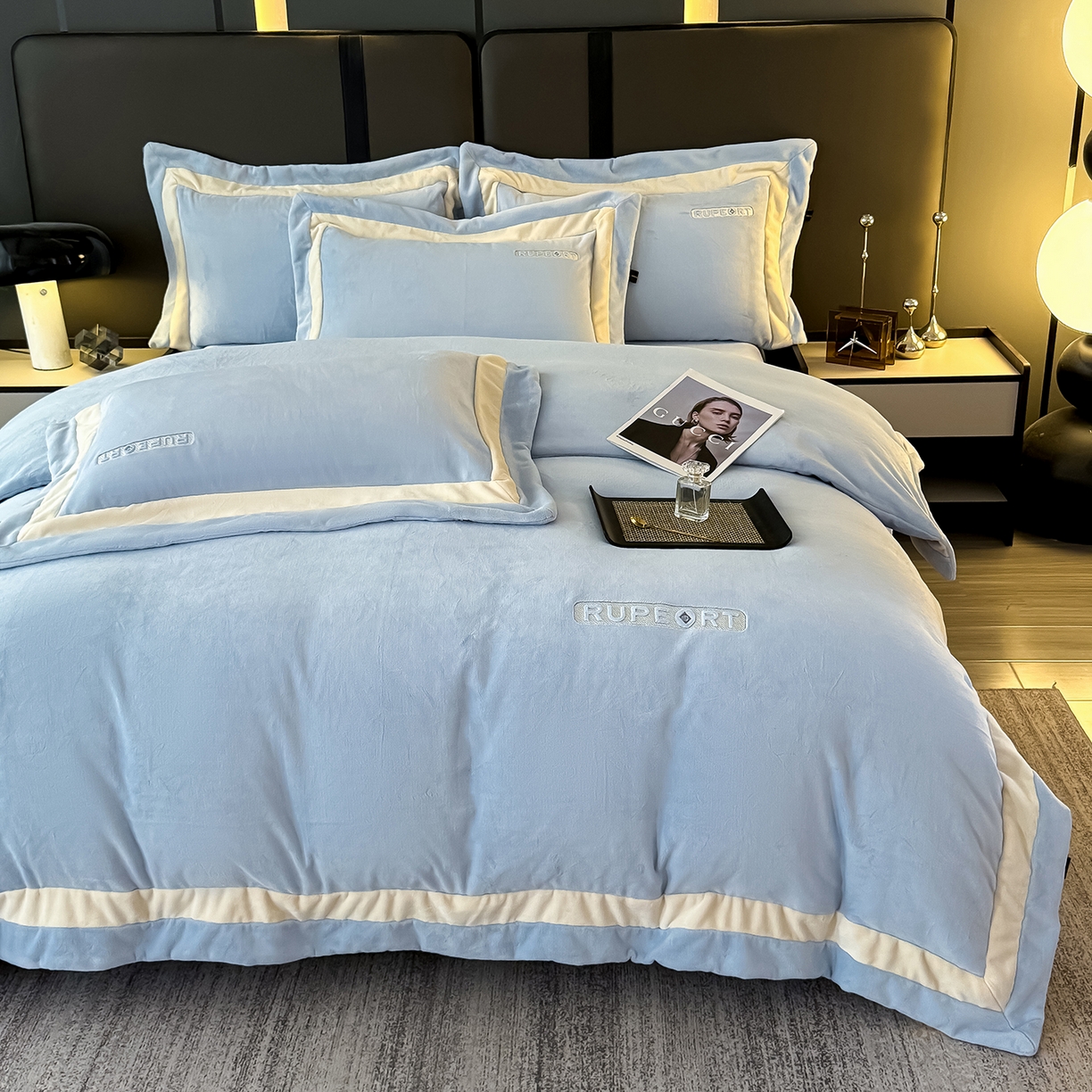 91家纺网 家纺一手货源 找家纺 恋尚羽家纺 2025新款超厚云芙绒宽边牛奶绒四件套 奢华-天空蓝