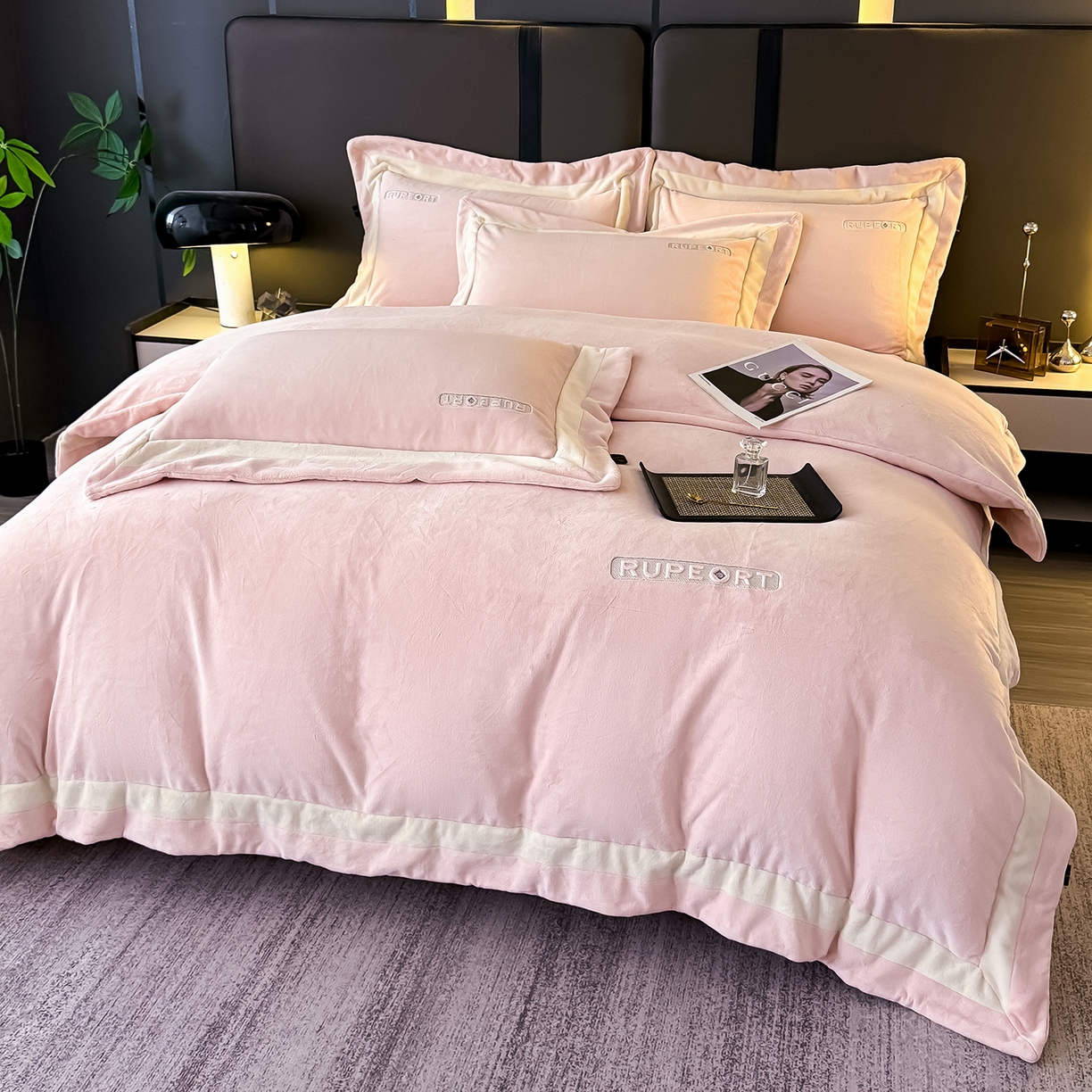 91家纺网 家纺一手货源 找家纺 恋尚羽家纺 2025新款超厚云芙绒宽边牛奶绒四件套 奢华-玉色