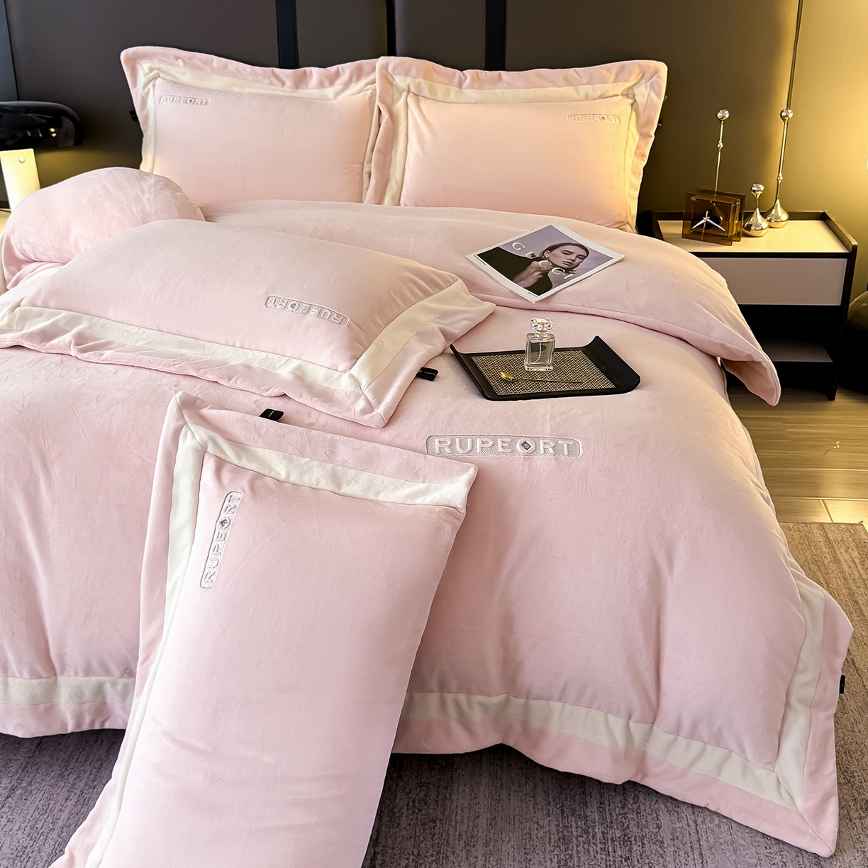 91家纺网 家纺一手货源 找家纺 恋尚羽家纺 2025新款超厚云芙绒宽边牛奶绒四件套 奢华-玉色