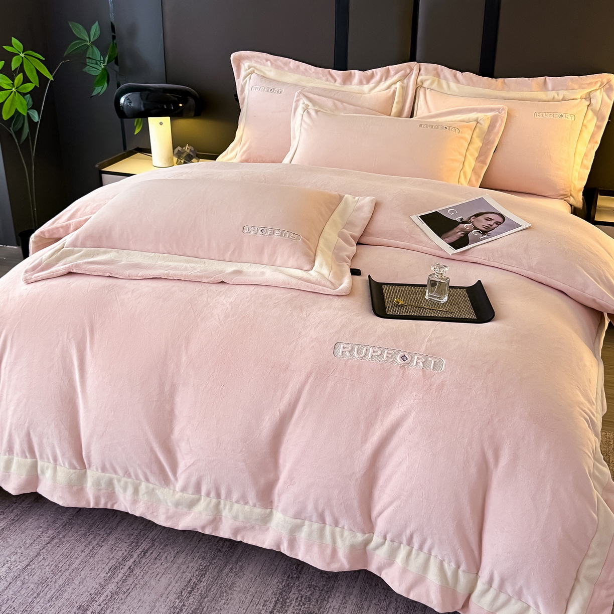 91家纺网 家纺一手货源 找家纺 恋尚羽家纺 2025新款超厚云芙绒宽边牛奶绒四件套 奢华-玉色