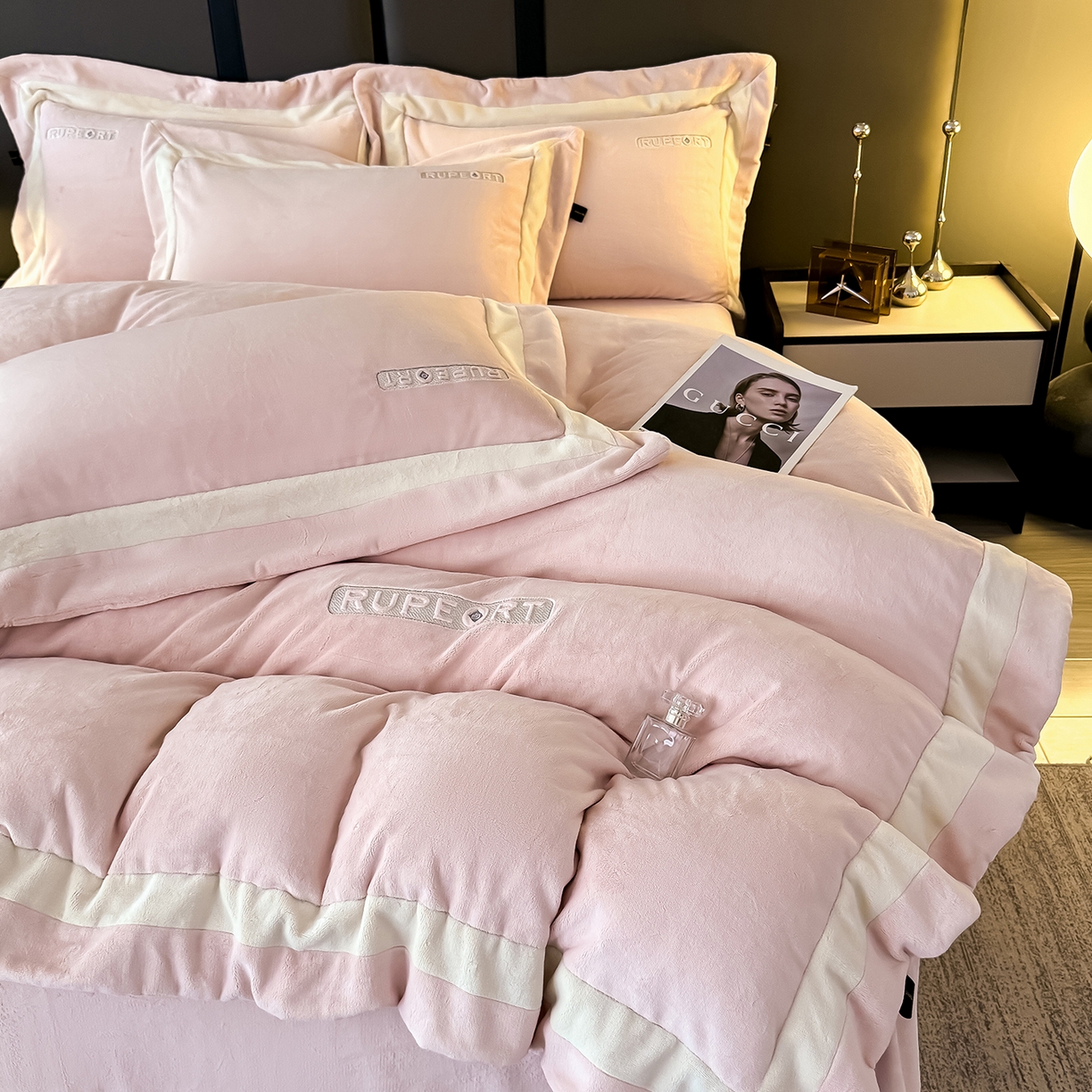 91家纺网 家纺一手货源 找家纺 恋尚羽家纺 2025新款超厚云芙绒宽边牛奶绒四件套 奢华-玉色