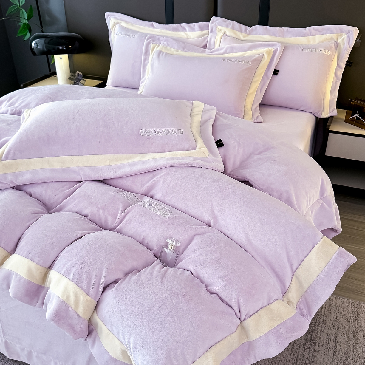 91家纺网 家纺一手货源 找家纺 恋尚羽家纺 2025新款超厚云芙绒宽边牛奶绒四件套 奢华-紫色