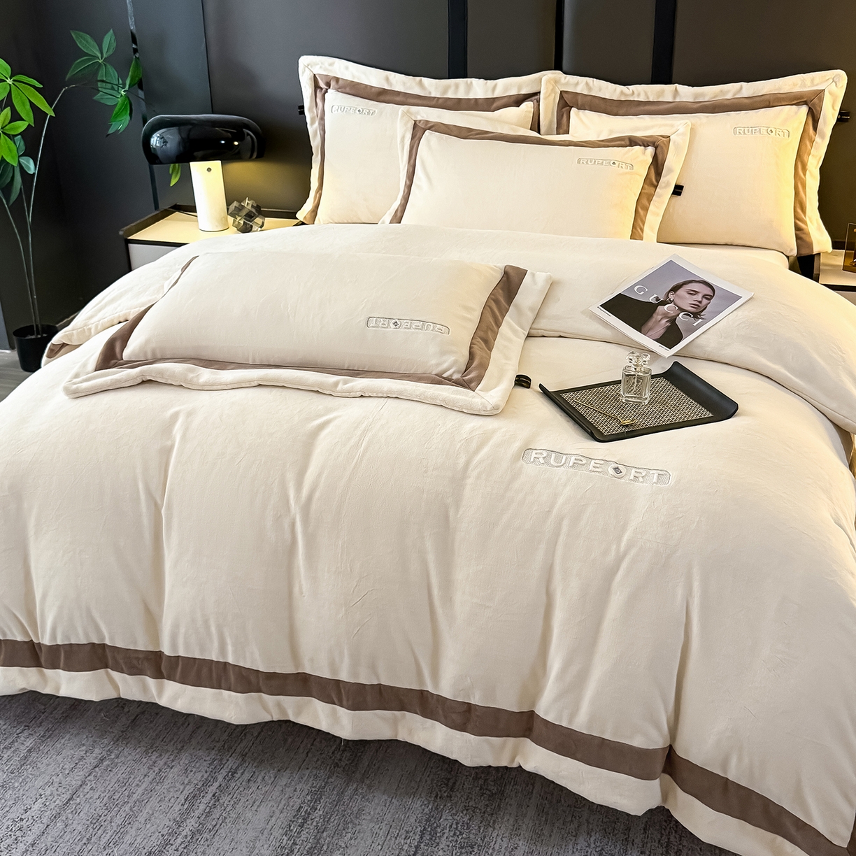 91家纺网 家纺一手货源 找家纺 恋尚羽家纺 2025新款超厚云芙绒宽边牛奶绒四件套 奢华-米色