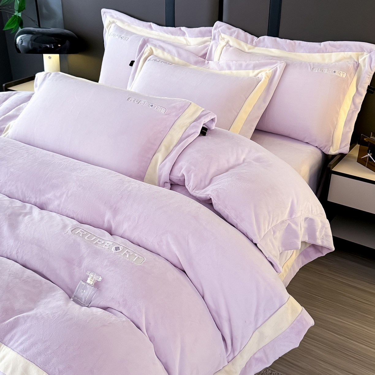 91家纺网 家纺一手货源 找家纺 恋尚羽家纺 2025新款超厚云芙绒宽边牛奶绒四件套 奢华-紫色