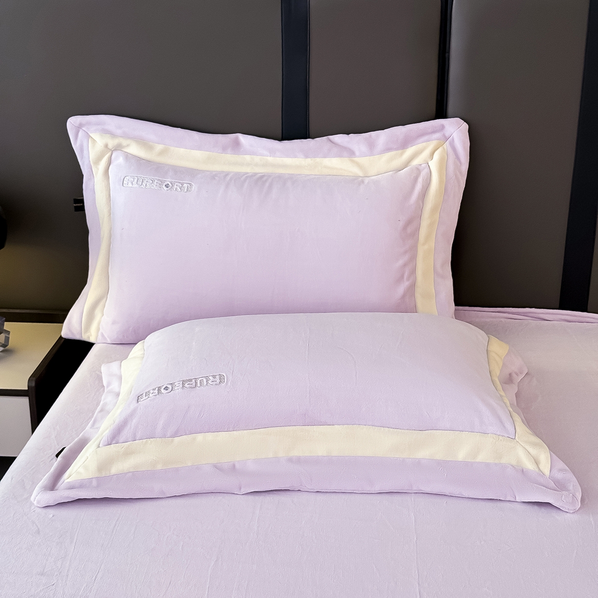 91家纺网 家纺一手货源 找家纺 恋尚羽家纺 2025新款超厚云芙绒宽边牛奶绒四件套 奢华-紫色